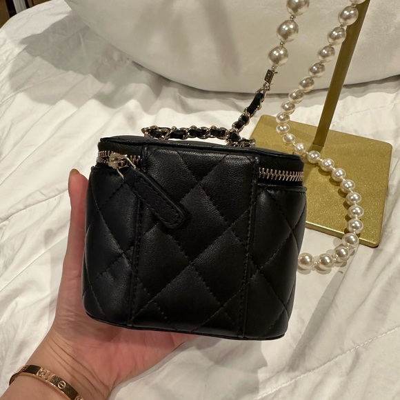 🎶 SOLD 🎶 Chanel 22P Black Quilted Lambskin Mini/Small Vanity Case with Pearl - Picture 6 of 7
